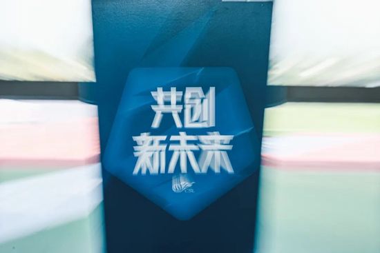 卡梅隆·迪亚兹在录制现场用内裤罩头耍宝high翻天，安迪·科恩身穿花色短裙变傻妞捧腹大笑无节操 《木星上行》首映礼 库妮丝产后亮相性感露半球 2015-02-03 当地时间2月2日，美国加利福尼亚，电影《木星上行》举行首映礼，该片导演拉娜·沃卓斯基、主演查宁·塔图姆、米拉·库妮丝、埃迪·雷德梅恩等人亮相。