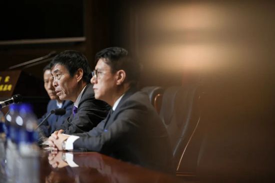 ”版终极预告，同时正式开启预售，并官宣4月25日-26日十二城限时点映。