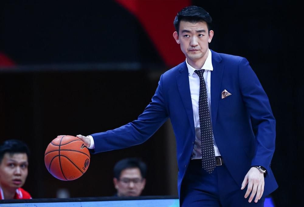 在现场，杰西卡·阿尔芭与主持人杰米身穿红色连体运动服打乒乓球引来全场瞩目，对于二人这次有趣的“合体”进行议论。
