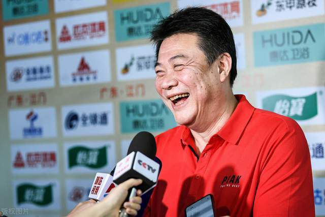 影片主演“小雀斑”埃迪·雷德梅恩、艾丽西卡·维坎德、导演汤姆·霍伯以一身英伦扮相现身，三人谈笑风生，频频做鬼脸，很是欢乐。