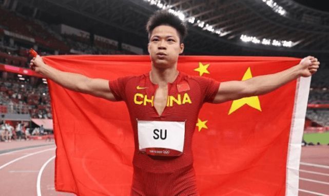 12月18日，“光影绽放·中国电影120周年活力之夜”在成都高新体育中心燃情上演，百位电影人、音乐人齐聚活力之城成都，带来一场面向未来、酣畅淋漓的中国电影“出征仪式”。