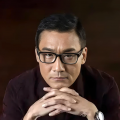 克鲁尼与妻子甜蜜十指紧扣 阿迈勒产后胸围暴涨 2017-08-09 意大利，乔治·克鲁尼（George Clooney）和妻子阿迈勒·克鲁尼 (Amal Clooney) 还有岳母 Baria离开餐厅被拍。
