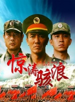 华金·菲尼克斯穿“脏脏裤”出街 头发灰白身材壮硕 2020-06-16 当地时间6月14日，美国西好莱坞，“小丑“华金·菲尼克斯出街购物。
