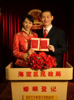舒淇大开胸口秀乳沟 女神短裙性感亮相迷倒一片 2013-07-29 7月28日，舒淇出席某品牌眼镜开业庆典。