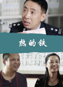 王千源身穿西装，专注地望向前方，左臂上卧着一只蜥蜴，他时不时地与蜥蜴亲密互动，尽显温和与成熟魅力。